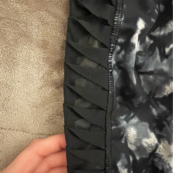 Mesh side lululemon crop leggings - Picture 2 of 4